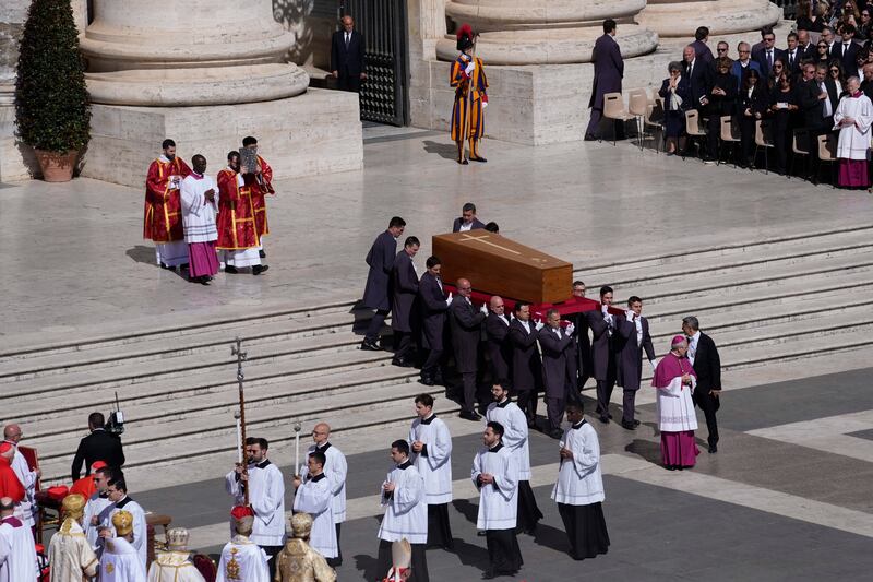 Il feretro in piazza San Pietro 7