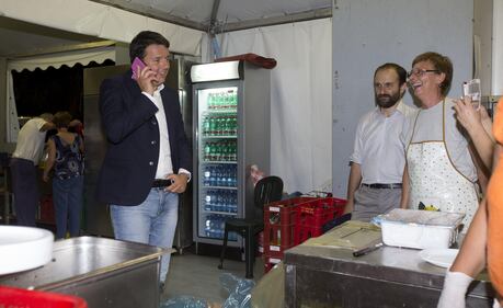 Renzi a sorpresa alla Festa dell'Unità tra selfie e biliardino 6