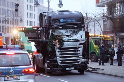 Berlino, il tir crivellato di colpi 8