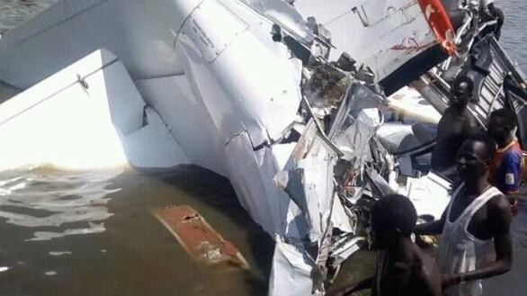 Sud Sudan, aereo precipita nel lago: 17 morti. A bordo un italiano