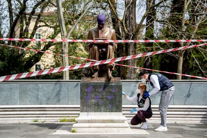 Vandalizzata la statua di Indro Montanelli a Milano  9
