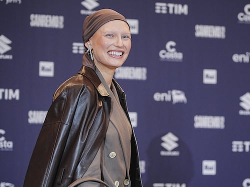 L'oncologa di Bianca Balti: "Sapeva di essere predisposta alla malattia ma scelse di non togliere le ovaie"