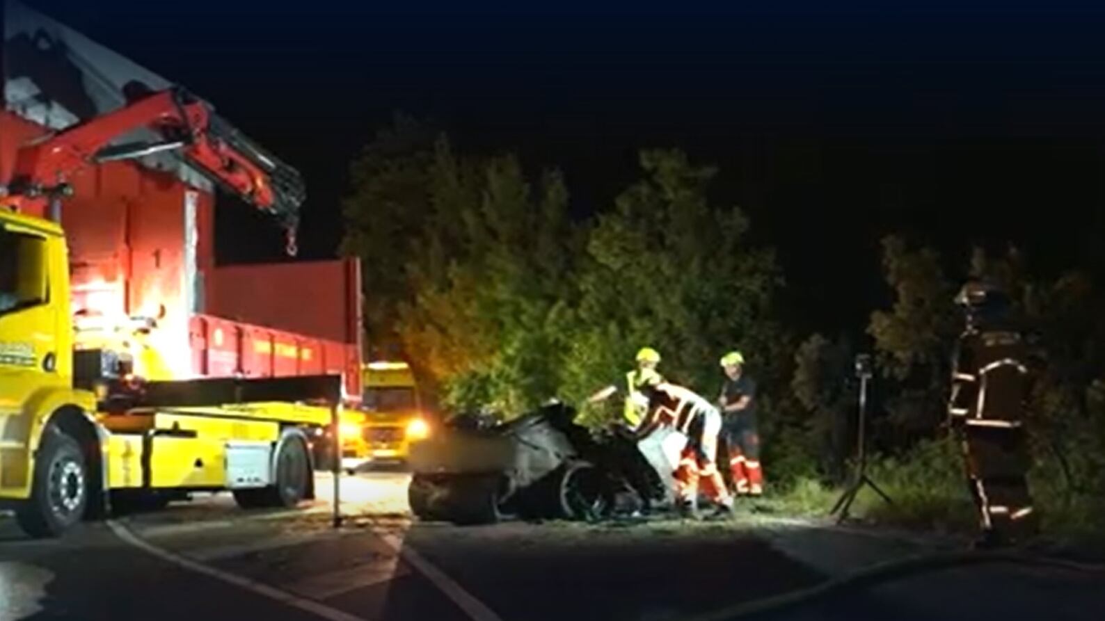Tesla prende fuoco dopo un incidente: un uomo e due bambini morti