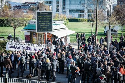 Bombe carta, fumogeni e pestaggi: Torino nella morsa degli anarchici 1