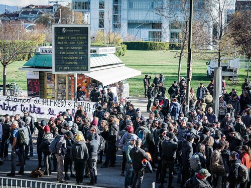 Bombe carta, fumogeni e pestaggi: Torino nella morsa degli anarchici