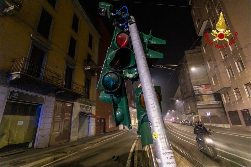 Pauroso incidente stradale tra due auto in viale Bligny, a Milano 8