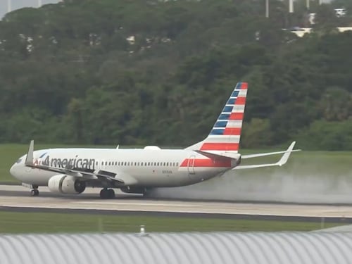 "Emergenza, una gomma in fiamme": così il pilota del Boeing ha evitato la tragedia