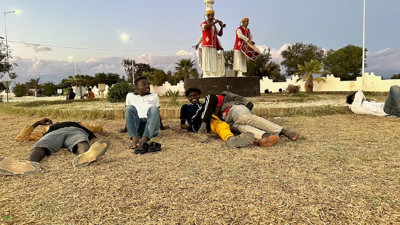 Migranti bivaccati in una piazzetta di Zarzis.
