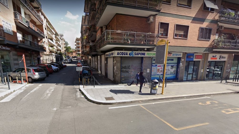 Roma, banditi rapinano due negozi in pochi minuti
