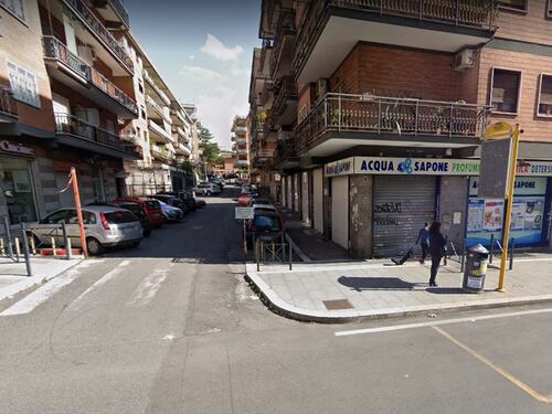 Roma, banditi rapinano due negozi in pochi minuti