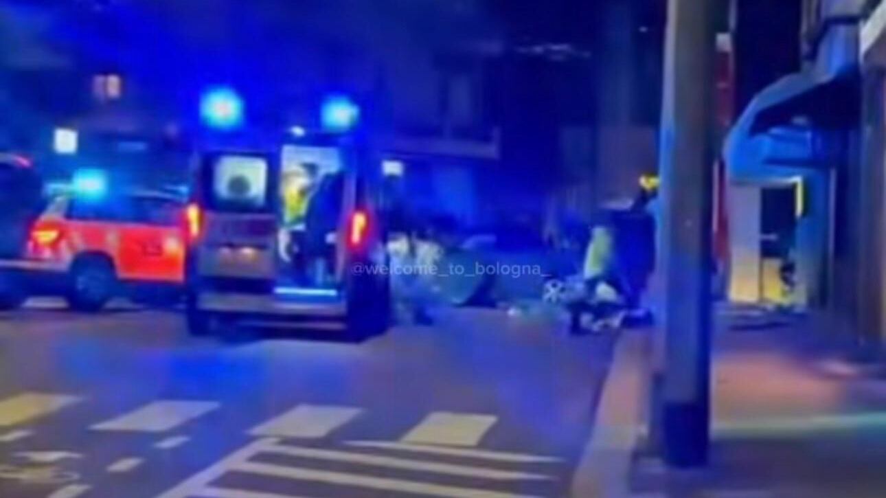 Auto rubata contro un palo dopo un inseguimento della polizia: muore un 18enne albanese