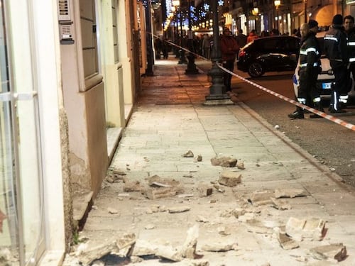 Crolla un cornicione a Barra: solo per un caso evitata una tragedia
