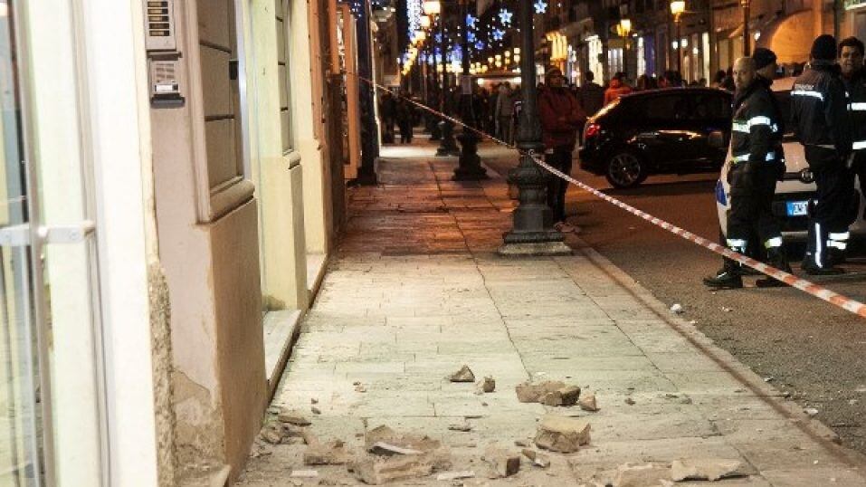 Crolla un cornicione a Barra: solo per un caso evitata una tragedia