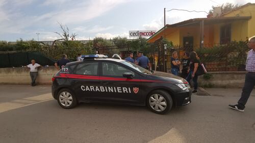 Coppia trovata morta nel Napoletano: i carabinieri sul posto 10