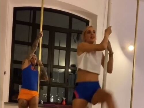 Fedez e Chiara Ferragni fanno la pole dance ma lui si infortuna
