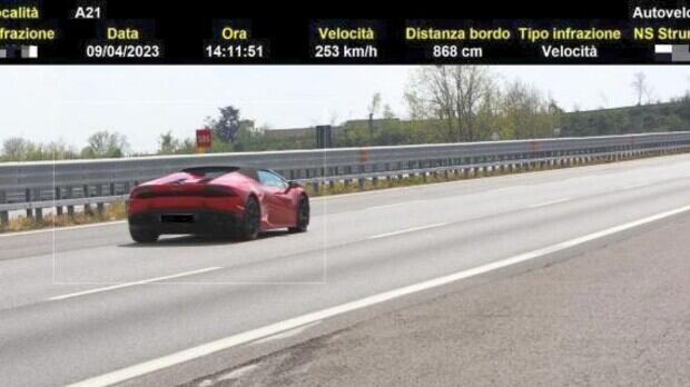 In autostrada a 253 km/h su una Lamborghini: patente sospesa