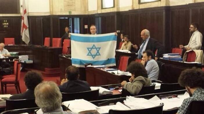 «La sinistra è tifosa di Hamas» Spunta la bandiera israeliana