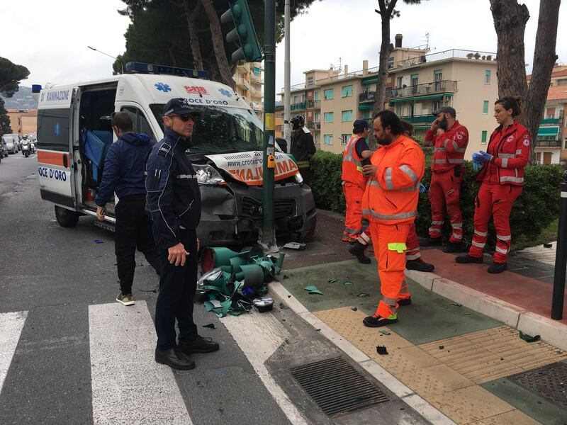Imperia, ambulanza si schianta contro un palo 1