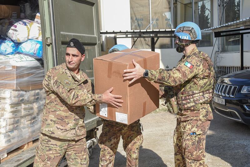 I  “caschi blu” italiani consegnano aiuti umanitari in Libano 5