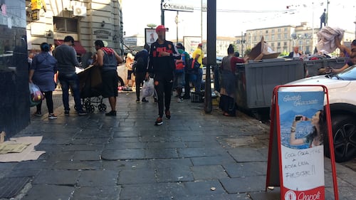 Venditori di "monnezza" a Napoli: Polizia li sgombera, ma tornano dopo 10 minuti 3