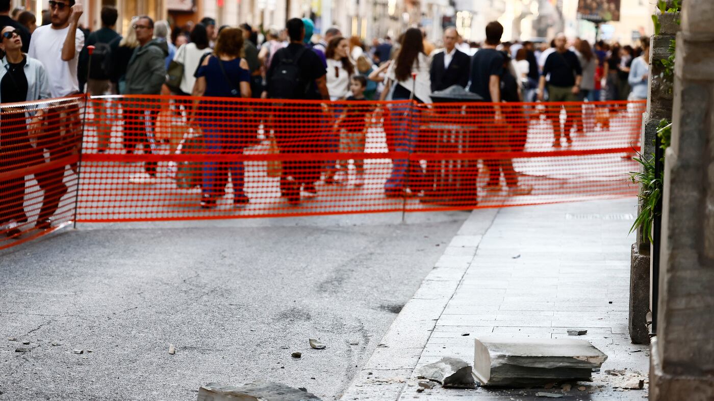 Via del Corso, crolla cornicione. Il centro di Roma cade a pezzi