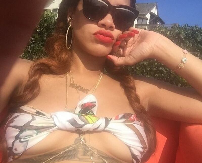 Rihanna, il seno esplode su Instagram. Ma è il profilo di un'amica 1