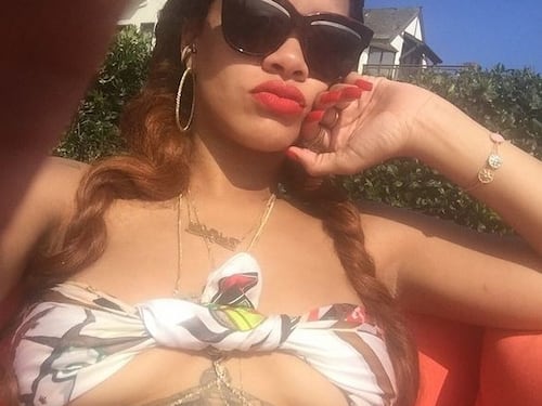 Rihanna, il seno esplode su Instagram. Ma è il profilo di un'amica