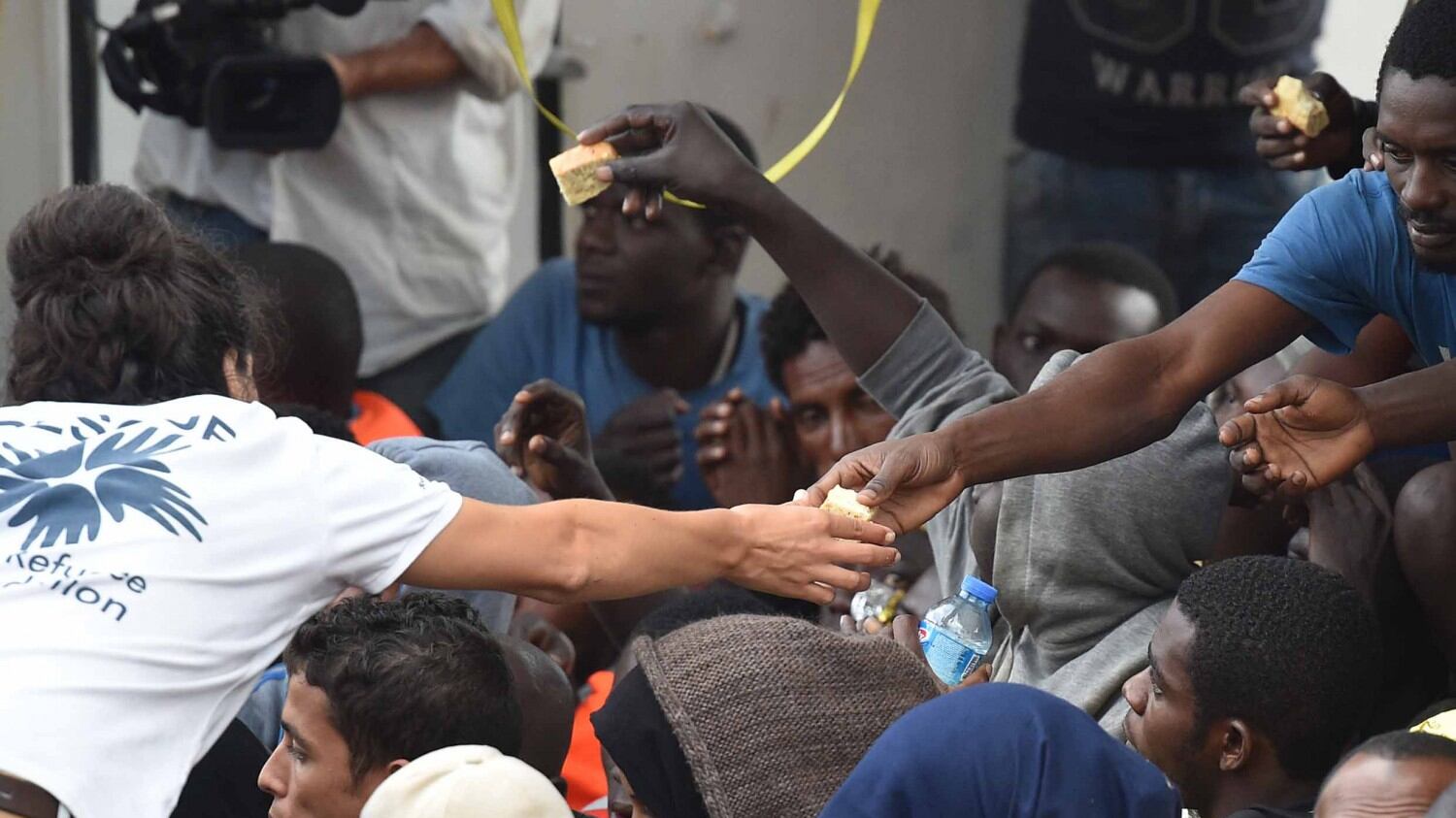 "Agli italiani i 35euro dei migranti". Ma in aula il Pd vota contro