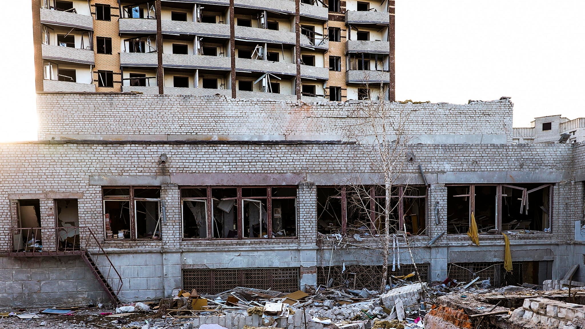 L'ambasciatore: "Intrappolati qui 400 italiani". A Odessa razzi contro un ospedale oncologico