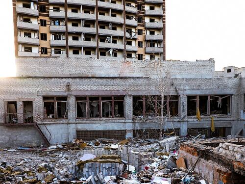 L'ambasciatore: "Intrappolati qui 400 italiani". A Odessa razzi contro un ospedale oncologico