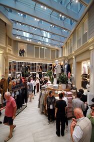 Ressa di gente all'inaugurazione del primo negozio Uniqlo in Italia 8