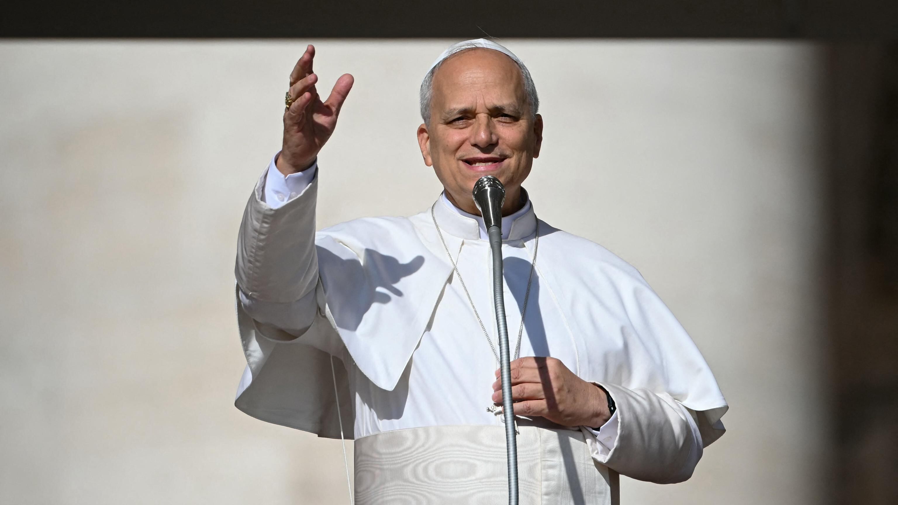 Tanti auguri a Papa Leone. Un Pontefice vero che camminerà a lungo con un passo felpato