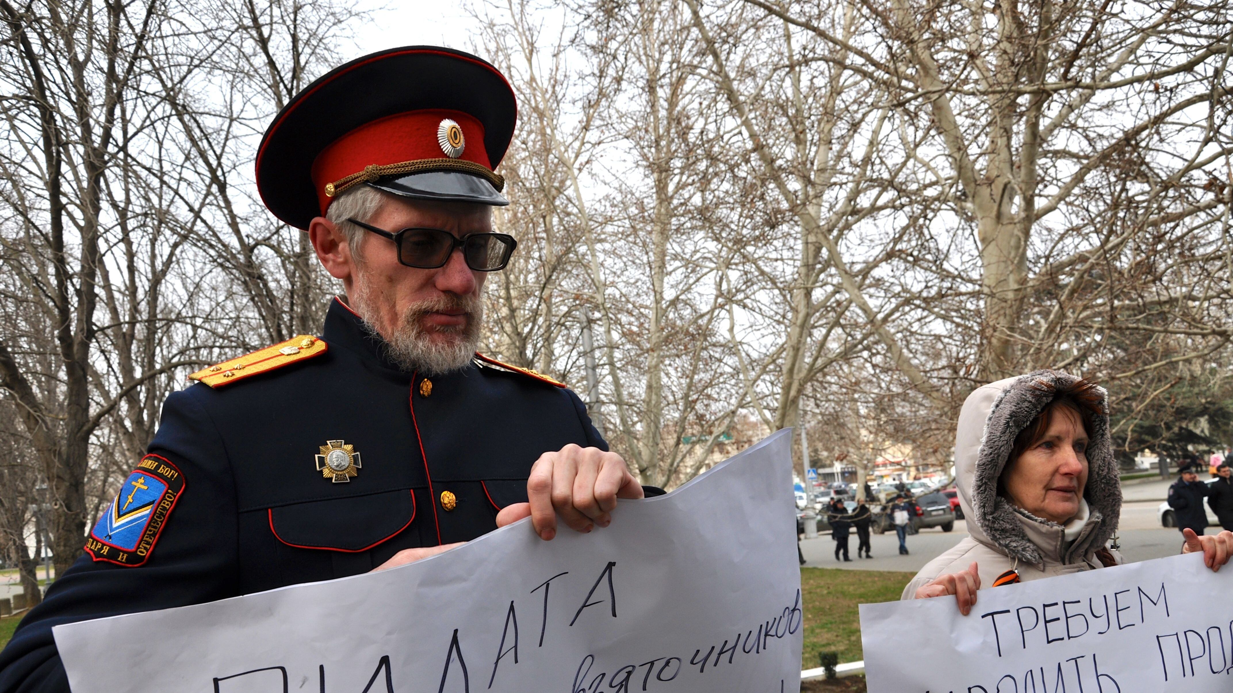 Crimea a rischio secessione. La folla applaude i tank russi