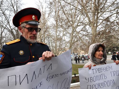 Crimea a rischio secessione. La folla applaude i tank russi