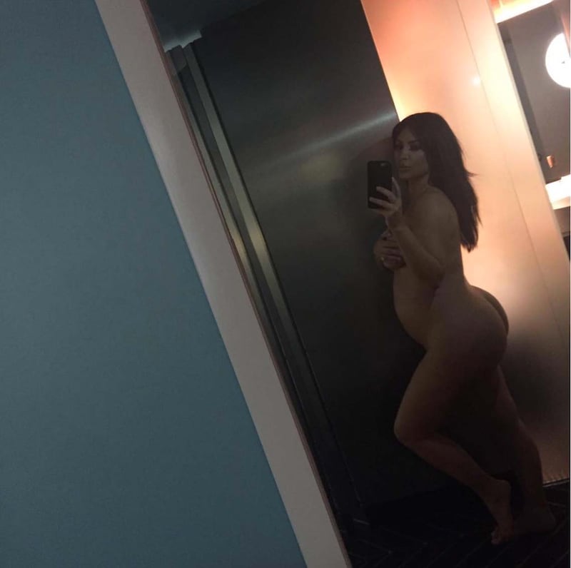 Kim Kardashian, shooting nuda nel deserto 13