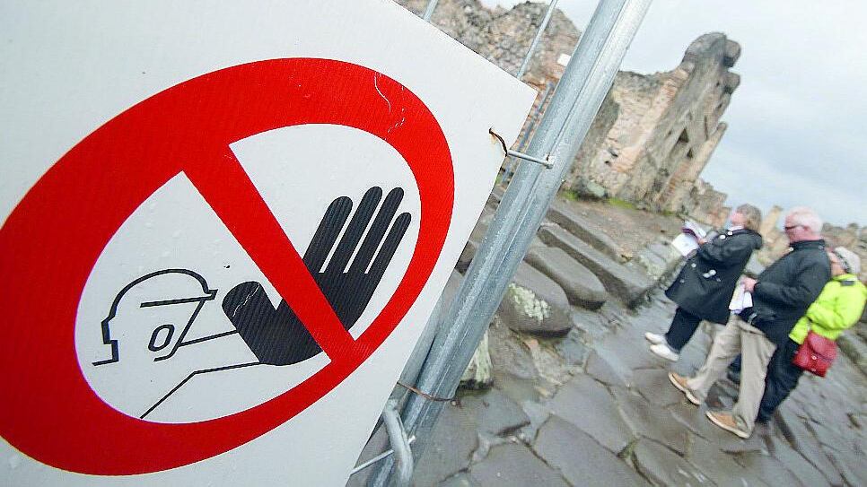 Per salvarsi Pompei caccia i turisti