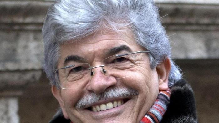 L'ultimo sogno di Razzi: cantare a Sanremo