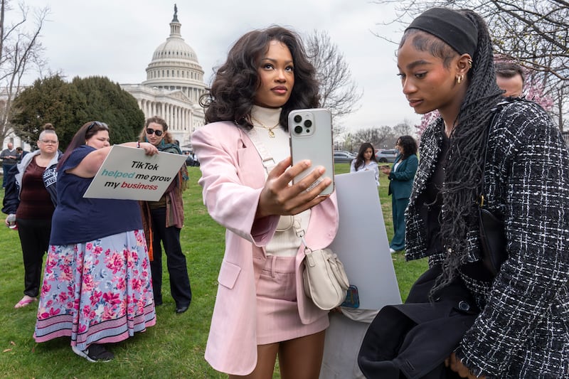 Le proteste dei tiktoker fuori dal Congresso Usa 8