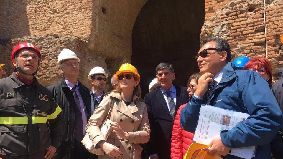 La "fatina" Boschi al G7 per stare con i Grandi