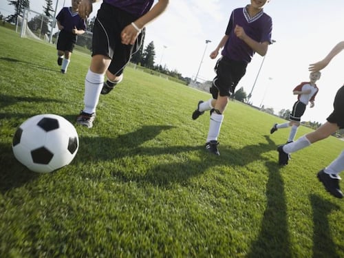 "Vai male a scuola? Niente calcio". Ma c’è chi non è d’accordo: "Ricatto"