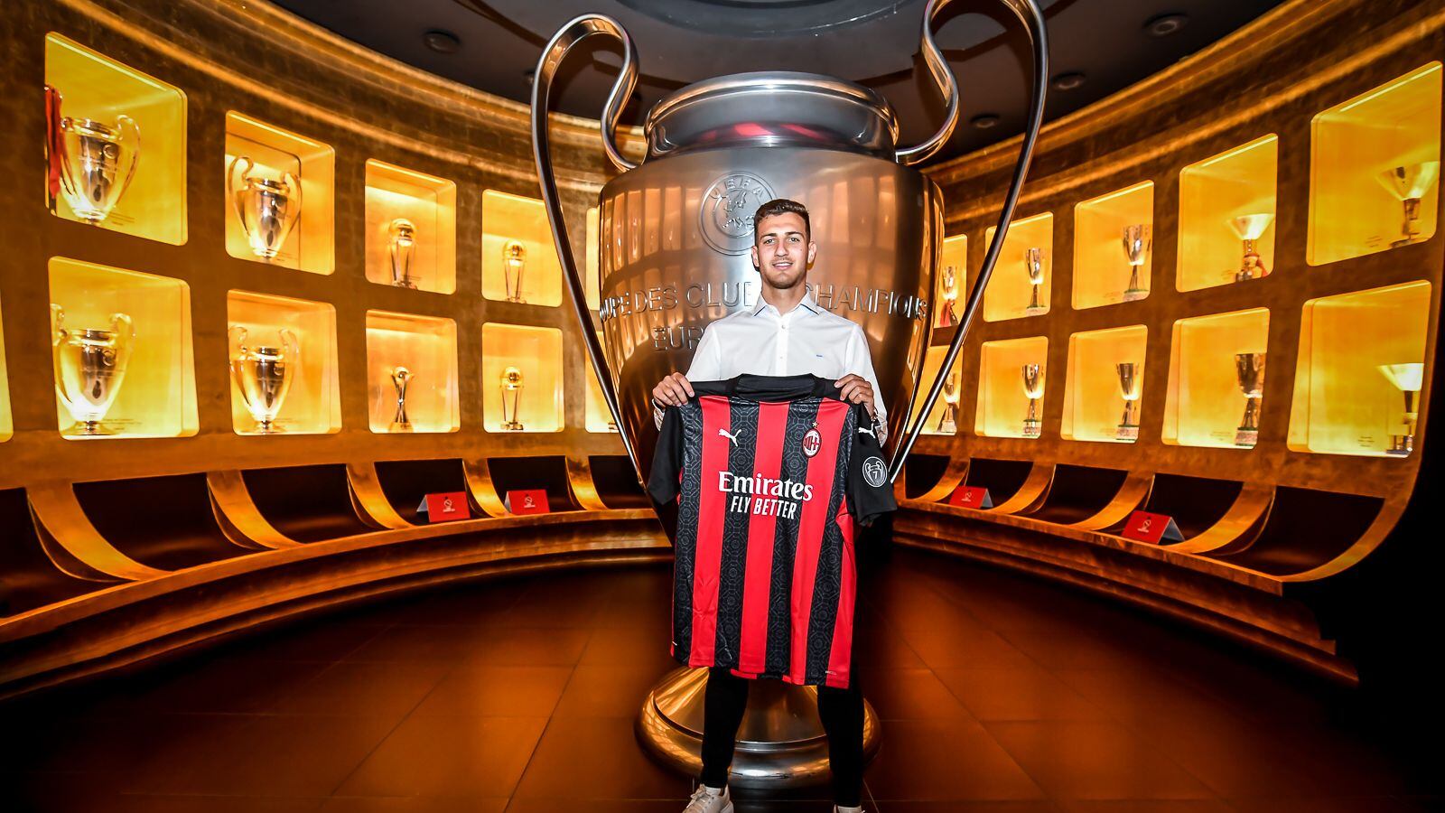 Il Milan si rinforza: arriva Dalot. Chi è il nuovo colpo rossonero