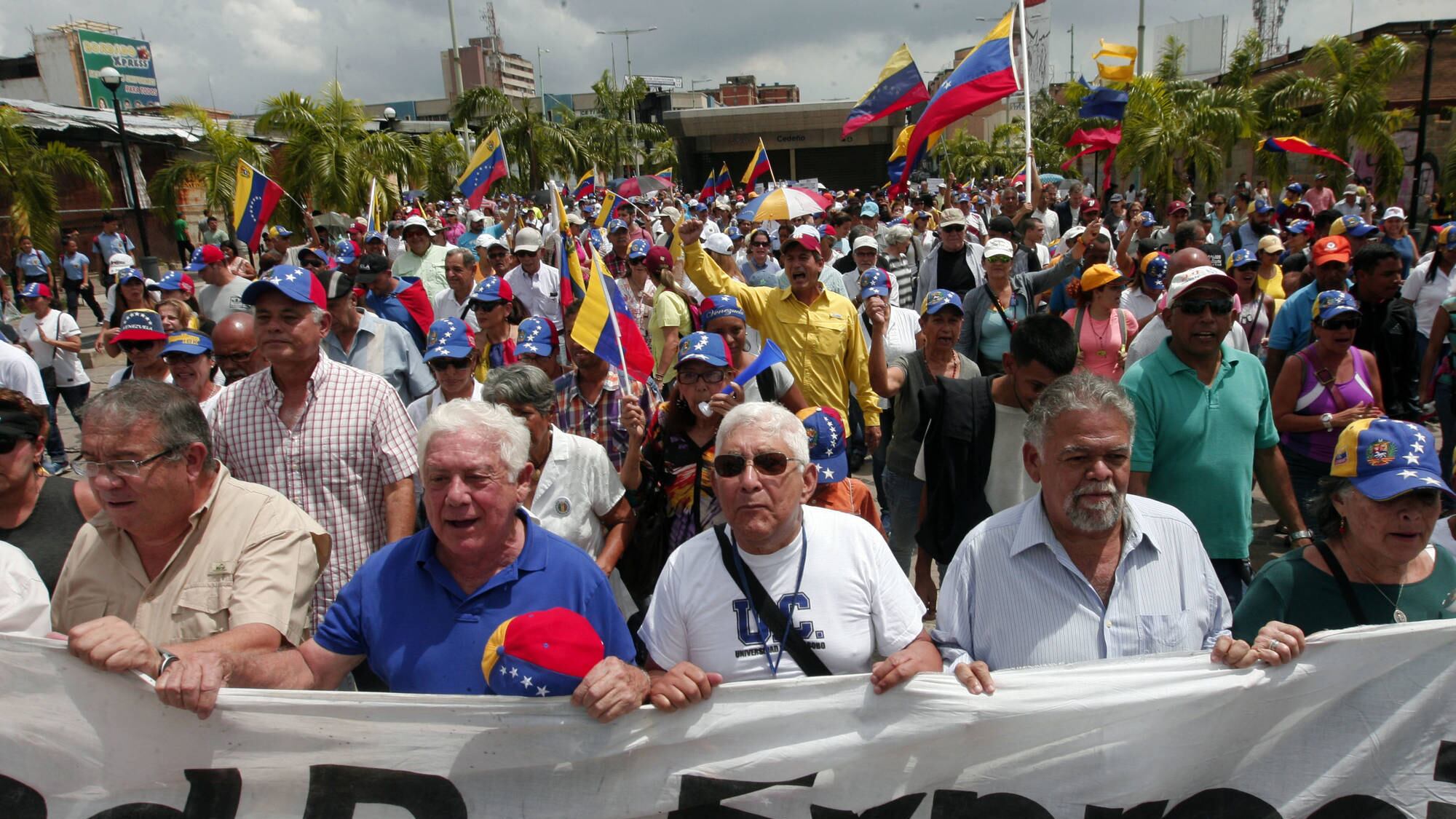 Venezuela, anche i nonni in piazza contro Maduro