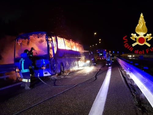 Autobus in fiamme sulla Napoli-Canosa: illesi i fedeli di San Pio