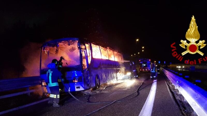 Autobus in fiamme sulla Napoli-Canosa: illesi i fedeli di San Pio