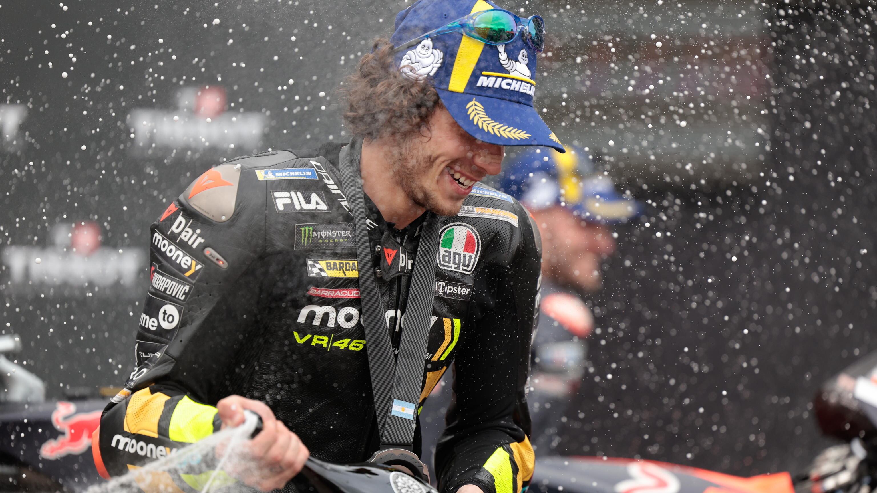 Bezzecchi regala a Vale il primo trionfo MotoGp e la vetta del mondiale