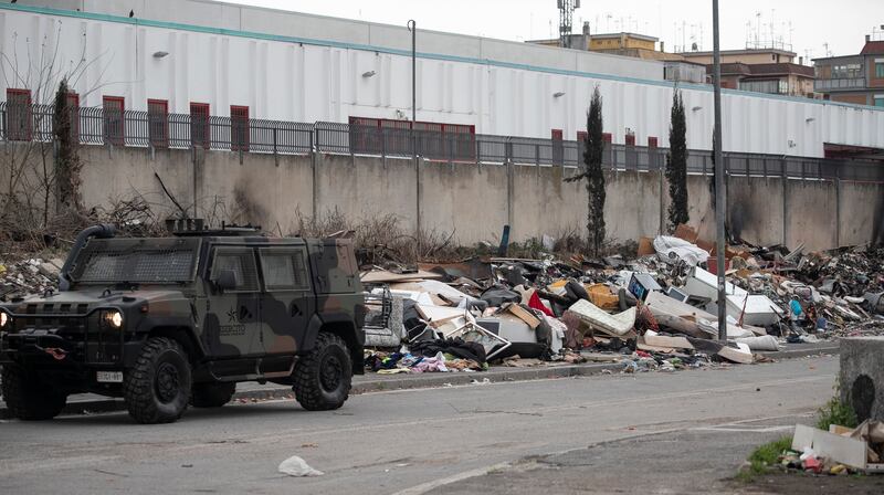Roma, i militari all'ingresso del campo rom di via Salviati 4
