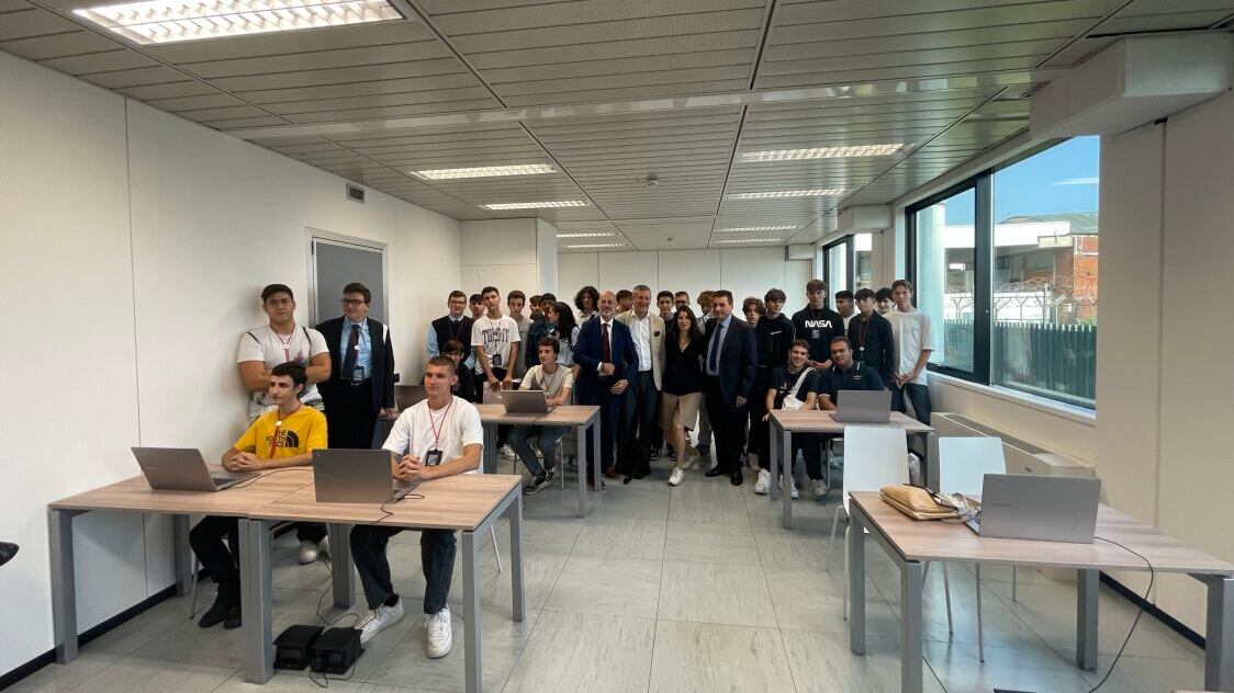 Malpensa, inaugurata la scuola in aeroporto: a lezione al Terminal 2