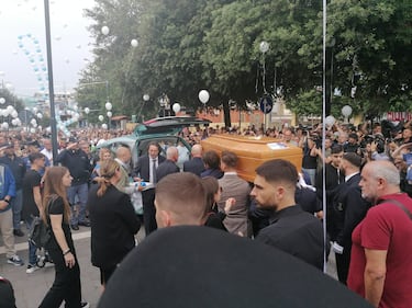 Il funerale di Giulia Tramontano: folla e palloncini bianchi per l'ultimo addio 1
