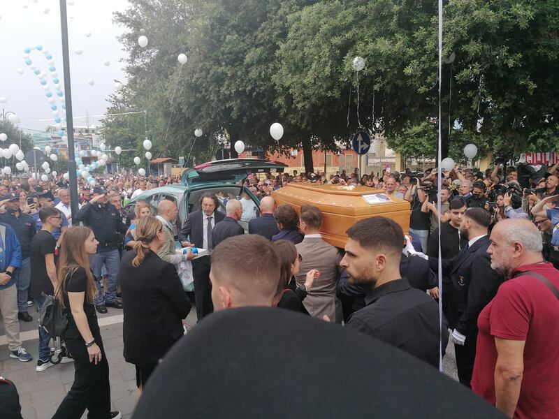 Il funerale di Giulia Tramontano: folla e palloncini bianchi per l'ultimo addio 1