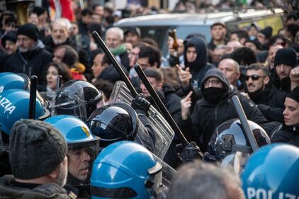 Scontri tra agenti e manifestanti pro-Palestina a Milano 1